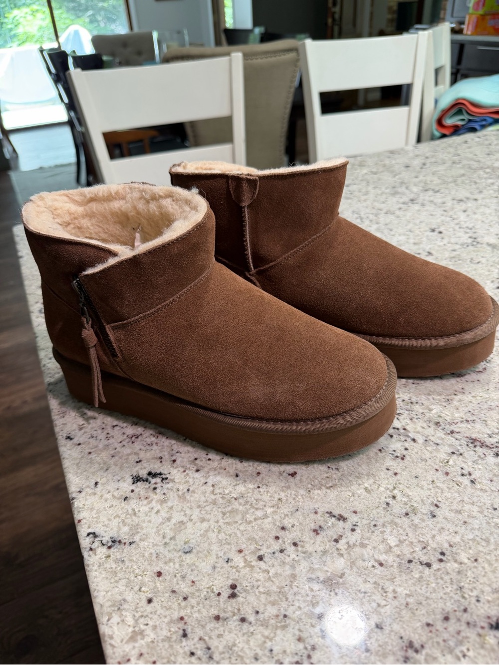 Bearpaw UGG platform ankle boot. EUC size 9